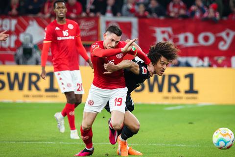 Auch Zweikampfschärfe ist eine Grundtugend, die die 05er (hier links: Anthony Caci) unabdingbar brauchen, um in der Bundesliga konstant Erfolg zu haben.