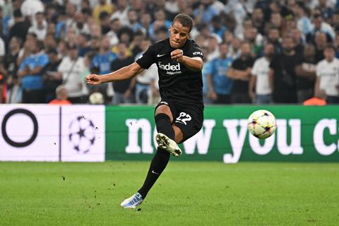 Timothy Chandler (hier beim Champions League-Duell gegen Olympique Marseille) sieht seine über die Jahre bei der Eintracht erbrachte Leistung extern manchmal geringgeschätzt. Foto: Jan Hübner