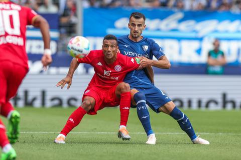 Karim Onisiwo (l) von Mainz 05 erwartet mit Erhan Masovic vom VfL Bochum den Ball.