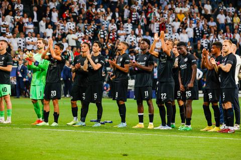 Die enttäuschten Eintracht-Spieler klatschen nach der Champions-League-Niederlage gegen Sporting Lissabon ihren Fans zu. Foto: Guido Schiek
