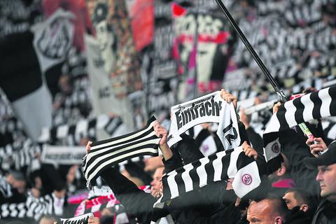 Fans der Frankfurter Eintracht im Deutsche Bank Park.