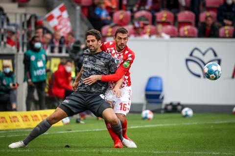 05-Verteidiger Stefan Bell (rechts) im Zweikampf mit Unions Rani Khedira.