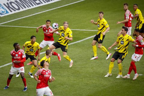 Strafraumgetümmel im Spiel zwischen Mainz 05 und Borussia Dortmund. Foto: Sascha Kopp