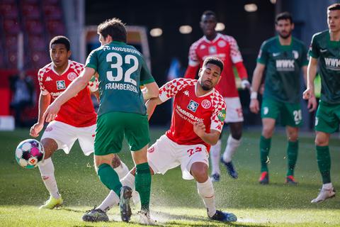 Leandro Barreiro von Mainz 05 (Mitte) im Einsatz gegen Raphael Framberger.  Foto: Lukas Görlach