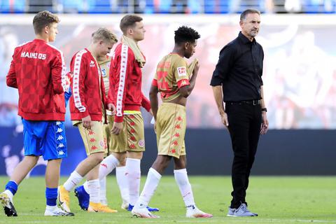 Schwerer Stand kurz nach dem Saisonstart: Achim Beierlorzer (rechts) und die Profis von Mainz 05. Foto: imago