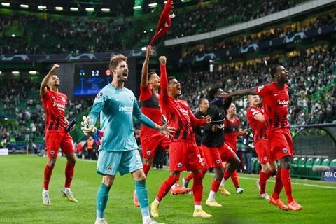 Eintracht-Spieler jubeln nach dem Sieg in Lissabon