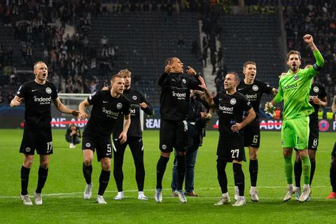 Frankfurts Spieler um Torhüter Kevin Trapp (in grün) jubeln nach dem Sieg gegen Marseille. 