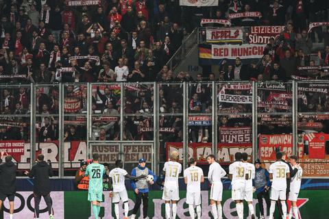 Die Bayern stehen nach der Partie vor dem Fanblock. © Peter Kneffel/dpa