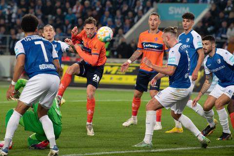 Jannik Müller (Mitte) hatte den ersten Treffer für den SV Darmstadt 98 erzielt, der jedoch nicht anerkannt wurde. Später sorgte dann Patric Pfeiffer für das goldene Tor des Abends im Donnerstagabendspiel beim FC Magdeburg.