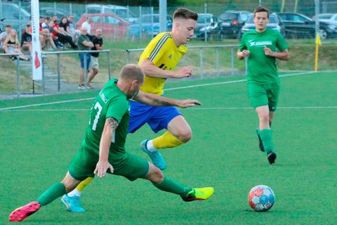 Szene vom Aartal-Pokal in Eisemroth: Im Sommer kreuzten die SG Aartal und der TSV Ballersbach schon einmal die Klingen. Am Samstag gibt es ein Wiedersehen in Offenbach.  Foto: Rolf Weichbold 