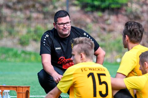 Geht es nach der Konkurrenz, ist der FC Merkenbach mit seinem Trainer André Klös Meisterfavorit Nummer eins. Fast die Hälfte der Klasse stimmt für die "Wacker"-Mannen. Foto: Katrin Weber 
