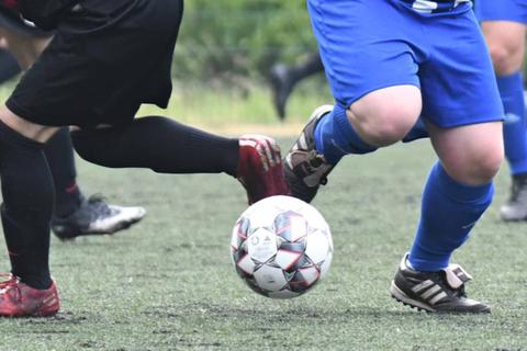 Das Programm in der Fußball-A-Liga wird schon am Freitagabend fortgesetzt. Archivfoto: Katrin Weber