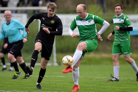 Dominik Heinz (r.) vom FC Niederroßbach lässt den Ball auf dem Spann tanzen. Seine Mannschaft und Noah Schneider (l.) vom SSV Allendorf lieferten den Zuschauern eine attraktive Begegnung.  Foto: Henrik Schneider 