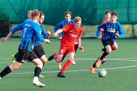 Für die C-Junioren des TSV Steinbach steht der Abstieg aus der Gruppenliga fest. In dieser Szene sorgt Finn Luis Kretzer (Mitte) beim 1:1 gegen Aßlar für Druck.  Foto: Georg Zindel 