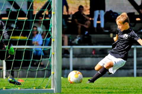 Sam Göbel (r.) erzielt für den JFV FC Aar den entscheidenden Treffer.  Foto: Thomas Metz 