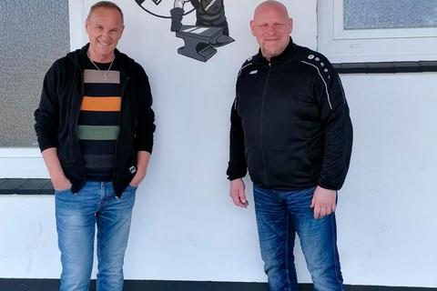 Trainer Bernd Ludwig (l.) und der Vorsitzende Stefan Seibel sind sich einig: Der Übungsleiter wird für eine weitere Saison beim FC Erdbach bleiben.  Foto: Carsten Seibel 