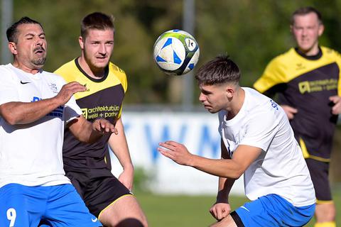Der Dietzhölztaler Danylo Toniev (r.) spielt den Ball mit dem Kopf, links erwartet Memis Kerman den Ball, beschattet von Wilhelm Scharf.  Foto: Henrik Schneider 