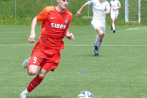 Janne Kuhlmann erzielte beim 5:0-Sieg des TSV Steinbach über die JSG Linden/Janne Kuhlmann vom TSV Steinbach hat über die Sommerpause hinweg nichts an Torgefährlichkeit eingebüßt. Er traf für die A-Junioren des TSV Steinbach am ersten Spieltag erneut. Foto: Georg Zindel