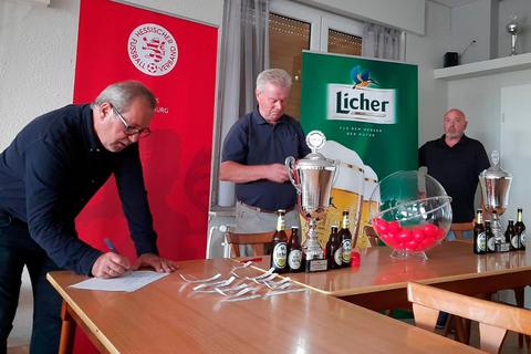 Welcher Verein wird bei der Auslosung der Fußball-Kreispokalpaarungen 2020/2021 als nächster aus der Trommel mit den roten Kugeln gezogen?  Foto: Marisoll Thielmann 