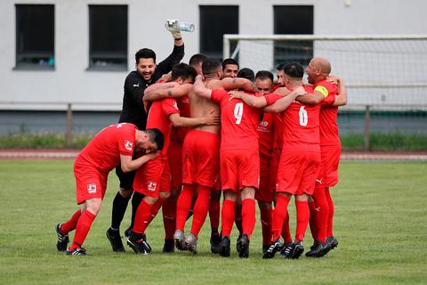 Türkgücü-Spielern feiern ihren 2:0-Sieg, mit dem sie dem Aufstieg in die B-Liga näher kommen.  Foto: Lorenz Pietzsch 