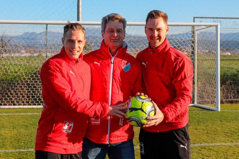 Andreas Engel (Mitte), Leiter Spielbetrieb Junioren beim TSV Steinbach, präsentiert die neuen Trainer Moritz Göttel (l.) und  Florian Bichler. Foto: Björn Franz  