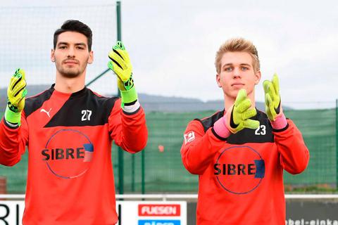 Den kennen wir doch vom TSV Steinbach: Lukas Henkel (r.), 2017/2018 dritter Torhüter im Profikader der Haigerer, hat in dieser Woche dem TuSpo Beilstein zugesagt. Julian Bibleka (l.) spielt inzwischen für den West-Rergionalligisten Kaan-Marienborn. Archivfoto: Katrin Weber 