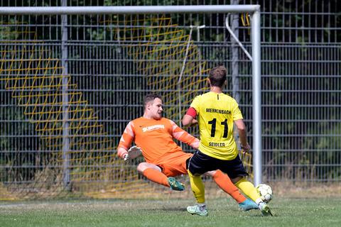 Wird der FC Merkenbach erneut ein paar Treffer einschenken? Oder wird sich ein Torhüter finden, der den Offenivleuten den Zahn zieht? Szene aus dem Spiel gegen Ballersbach mit Keeper Leon Deuster und Doppeltorschütze Dustin Seidler. Foto: Henrik Schneider 