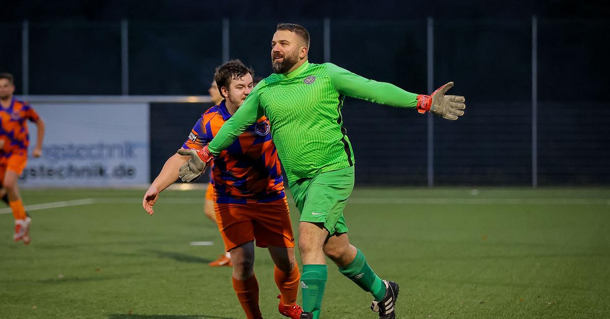 Micha-Knetsch-Torwart-Aushilfe-bleibt-vom-Punkt-ganz-cool