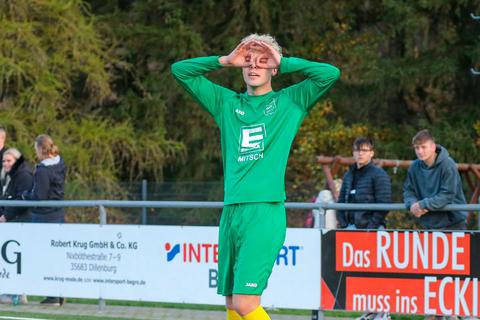 Eibachs Maurice Braun feiert seinen Treffer zum 3:1 in Manderbach. © Jonathan Ortmann