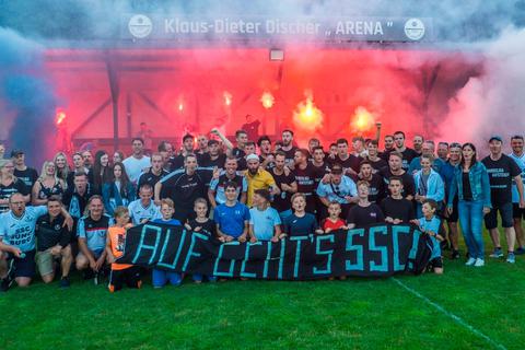 Die Spieler des SSC Burg und ihr Anhang feiern in der Dieter-Discher-Arena den Aufstieg in die Fußball-Verbandsliga.  Foto: Roger Schmidt 