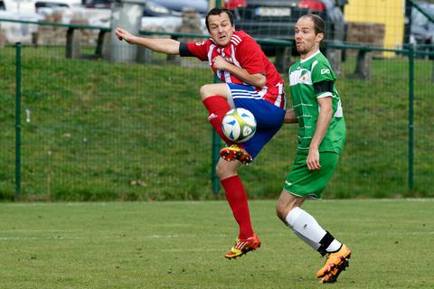 Das Hinspiel war ein enges Ding: 3:2 gewann die SG Seelbach/Scheld (l., Sören Weis) gegen den FC Niederroßbach und Björn Becker (r.). Nun steigt das Rückspiel in Niederscheld.  Foto: Henrik Schneider 