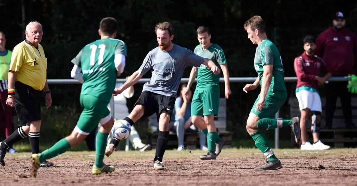 fu-ball-modell-bernhardt-l-sst-einige-w-nsche-offen