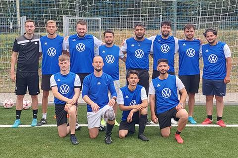 Offizielle und Neue beim SV Uckersdorf, hintere Reihe v. l. Alexander Kühnel (Spielausschuss), Fabian Brune, Vincent Ruth, Patrick Unger, Cem Kerim, Inan Mehmet, Emin Kücük und Eren Ergül, vordere Reihe v. l. Silas Spitz, Trainer Norman Krumm), Yusuf Atak und Yavuz Vural. Es fehlen Emre Atak, Mehmet Ulusoy und Ramon Martinez. Foto: Roger Görzel