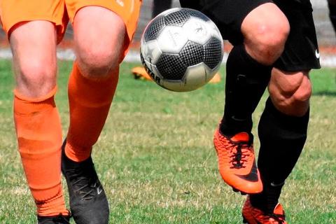 Die abgebrochene Partie zwischen dem FC Merkenbach und der SG Dietzhölztal muss wiederholt werden.  Archivfoto: André Bethke 