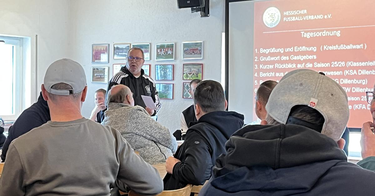 fu-ball-rundenbesprechungen-zwei-themen-bereiten-sorge