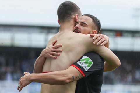 Die beiden Einwechselspieler Sebastian Mrowca (rechts) und Ivan Prtajin nach ihrem Tor in Co-Produktion in inniger Umarmung. Der Kroate traf dabei direkt nach sechswöchiger Verletzungspause bei seinem Comeback. Die gelbe Karte fürs anschließende Trikotausziehen beim ausgelassenen Jubel nahm er auch noch mit.