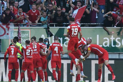 Jubeln vor voller Westkurve: Das haben Spieler und Fans des FCK sichtlich vermisst.  Foto: imago/Werner Schmitt.