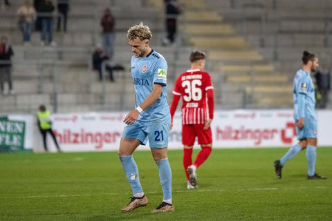 Die pure Enttäuschung: Benedict Hollerbach geht nach der bitteren 2:4-Pleite des SVWW in Freiburg vom Platz.