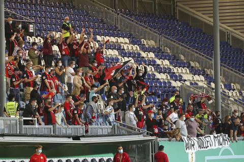 Die nur wenigen erlaubten Fans machten am Sonntag beim Pokalspiel gegen Heidenheim mächtig Stimmung. Mit einem Plakat „Wir wollen Micha!“ (unten rechts) machte sich ein Teil der Anhänger auch stark für den ehemaligen Stadionsprecher. Foto: René Vigneron