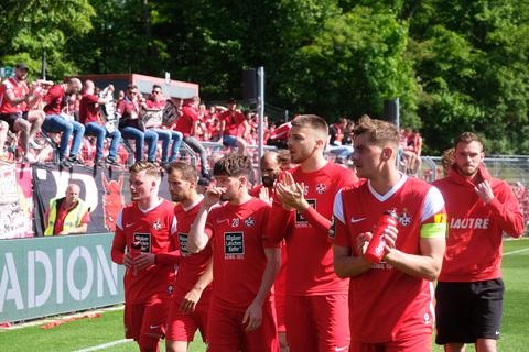Der 1. FC Kaiserslautern wird von rund 7.000 mitgereisten Fans mit Applaus in die Relegation verabschiedet.   Foto: imago/Werner Schmitt