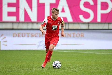 FCK-Kapitän Jean Zimmer im Dribbling mit dem Ball am Fuß. Foto: Fabian Kleer