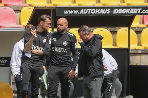 In Elversberg hat der SVWW um Coach Markus Kauczinski (rechts) sowie die Co-Trainer Nils Döring (links) und Giuliano Modica ein Remis geholt – das nun sehr wertvoll sein könnte.