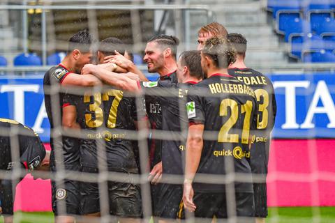 Gemeinsam das Spiel gedreht: Der SV Wehen Wiesbaden hat zuletzt einen beeindruckenden und im Aufstiegsrennen wichtigen 4:3-Comebacksieg gegen den FSV Zwickau gefeiert.