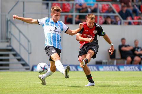 Überlegen, aber ohne Treffer: Auch Thijmen Goppel (rechts) - mit dem die Münchner Löwen (hier Erik Tallig) über das ganze Spiel Probleme haben - gelingt das erlösende Siegtor für den SV Wehen Wiesbaden nicht.  Foto: rscp/Frank Heinen 