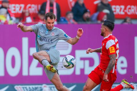 Zurück im Training: Thijmen Goppel (links, hier in der Vorsaison gegen Lauterns Mike Wunderlich) schnuppert an der Rückkehr. Ob es für einen Platz im Kader oder einen Einsatz gegen den SV Meppen reicht, weiß Coach Markus Kauczinski aber noch nicht. © René Vigneron
