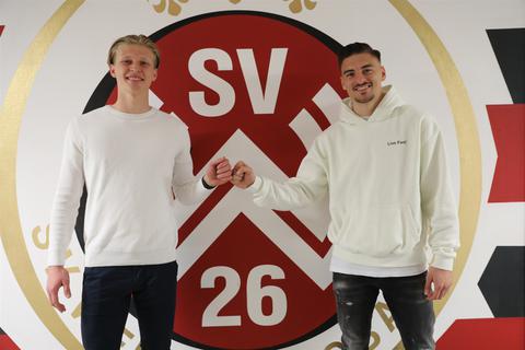 Lucas Becker (links) und Arthur Lyska tragen weiter das Trikot des SV Wehen Wiesbaden. Foto: SVWW