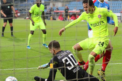 Der Ausgleich: Jeremias Lorch stochert den Ball am Kieler Keeper Ioannis Gelios vorbei. Phil Neumann (rechts) schaut zu. Foto: rscp/Nawe