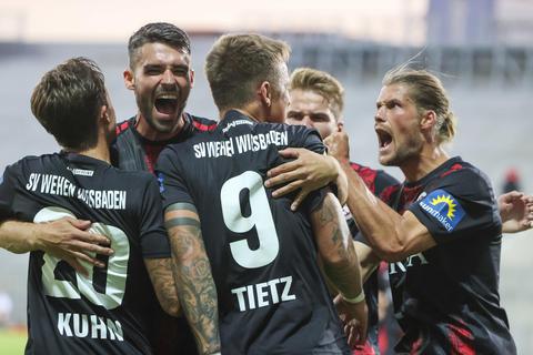 Da wollen sie wieder hin, die SVWW-Profis, die sich in unserem Bild über den Erfolg im DFB-Pokal gegen den Zweitligisten 1. FC Heidenheim freuen. Archivfoto: René Vigneron