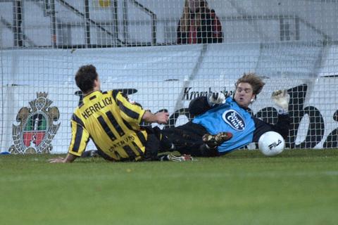 Einzig von Heiko Herrlich wurde der seinerzeit überragende Wehener Keeper Christian Lache beim 0:1 gegen den BVB vor 21 Jahren bezwungen. Archivfoto: Volker Dziemballa