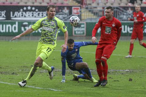 Gleich eine Stütze im SVWW-Spiel: Florian Carstens (hier links im Bild in der Partie beim 1. FC Kaiserslautern).  Archivfoto: René Vigneron